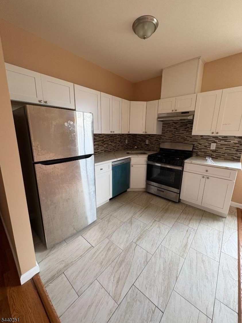 Well-maintained 1-bedroom, 1-bath apartment available for rent in Newark. This bright and comfortable unit features a living room, eat-in kitchen, bedroom, and full bathroom. Conveniently located near shopping, restaurants, schools, parks, major highways, and public transportation, providing easy access for commuters. Available for immediate occupancy.