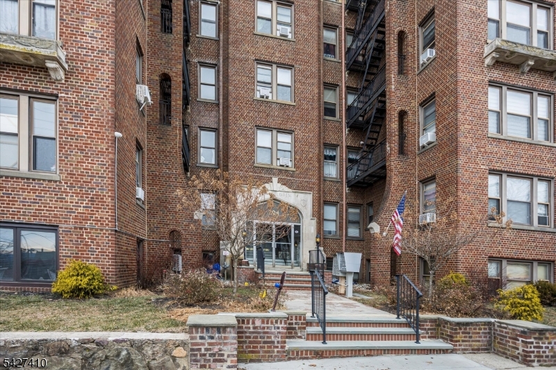 hill / Pilgrim Apts - Residential Lease