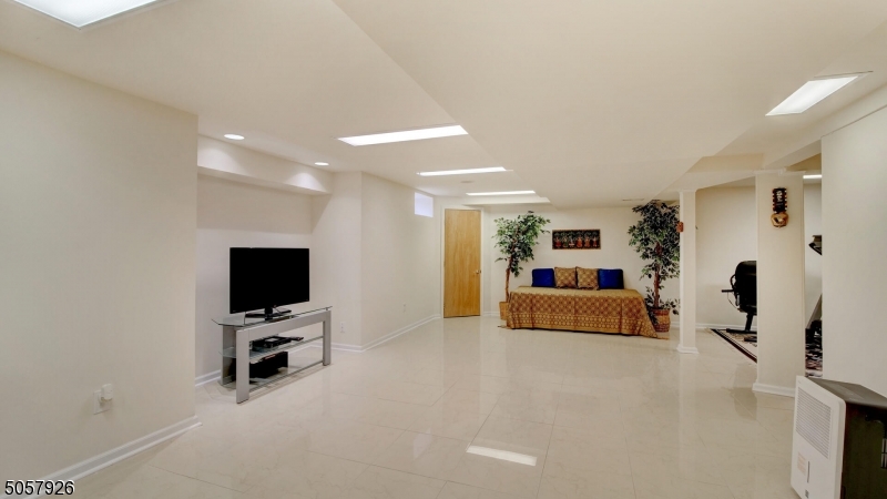 WOODLAND HILLS - Residential