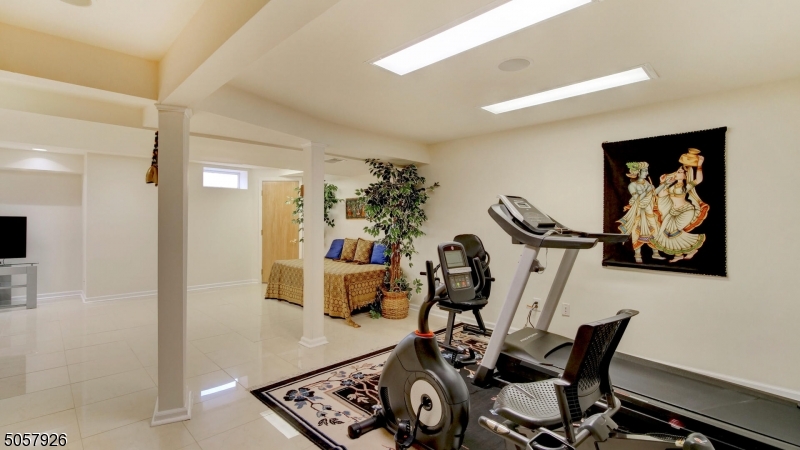 WOODLAND HILLS - Residential