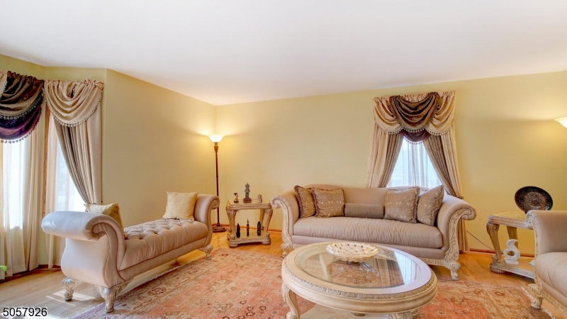 WOODLAND HILLS - Residential