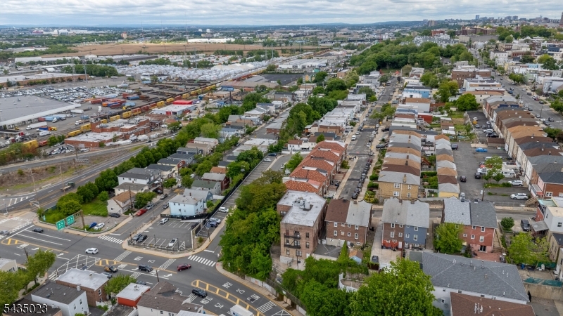 Great opportunity to own this updated, charming one-bedroom, one full bath room condo, 1st floor of a very well-maintained and quiet building, with laundry in the basement. Located in downtown North Bergen, close to NJ/NYC transportation, and to schools, restaurants, parks, and shopping, 15 minutes from Manhattan, pet-friendly. Municipal parking around the corner