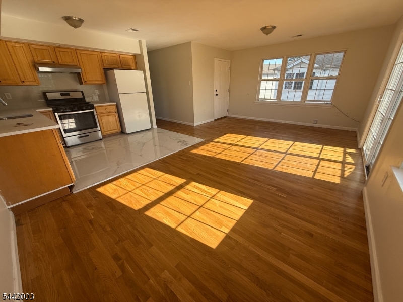 3-bedroom, 2-bathroom apartment recently renovated and move-in ready! Features two brand-new bathroom, updated finishes, and a bright, comfortable layout. Located on a quiet and private street, conveniently close to Jersey Gardens Mall, Newark Liberty International Airport, shopping centers, restaurants, major highways, and public transportation.