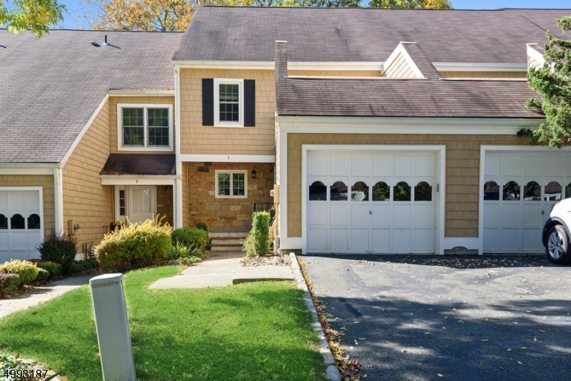 Lovely "Chelmsford" 3 bedrooms, 2.1 bath townhouse in desirable Mendham Commons!  Open LR/DR with hardwood floors and sliders to private deck,  newer white eat-in kitchen with granite countertops, powder room & laundry complete the 1st floor. Second floor features spacious master suite with 2 closets and built-in cabinet, luxury bath & private deck, 2 additional bedrooms & main bath.  The Commons offers both indoor & outdoor pools, tennis courts, fitness center & clubhouse.  Close to shopping, restaurants & more! Quick closing. Vacant & spotless.