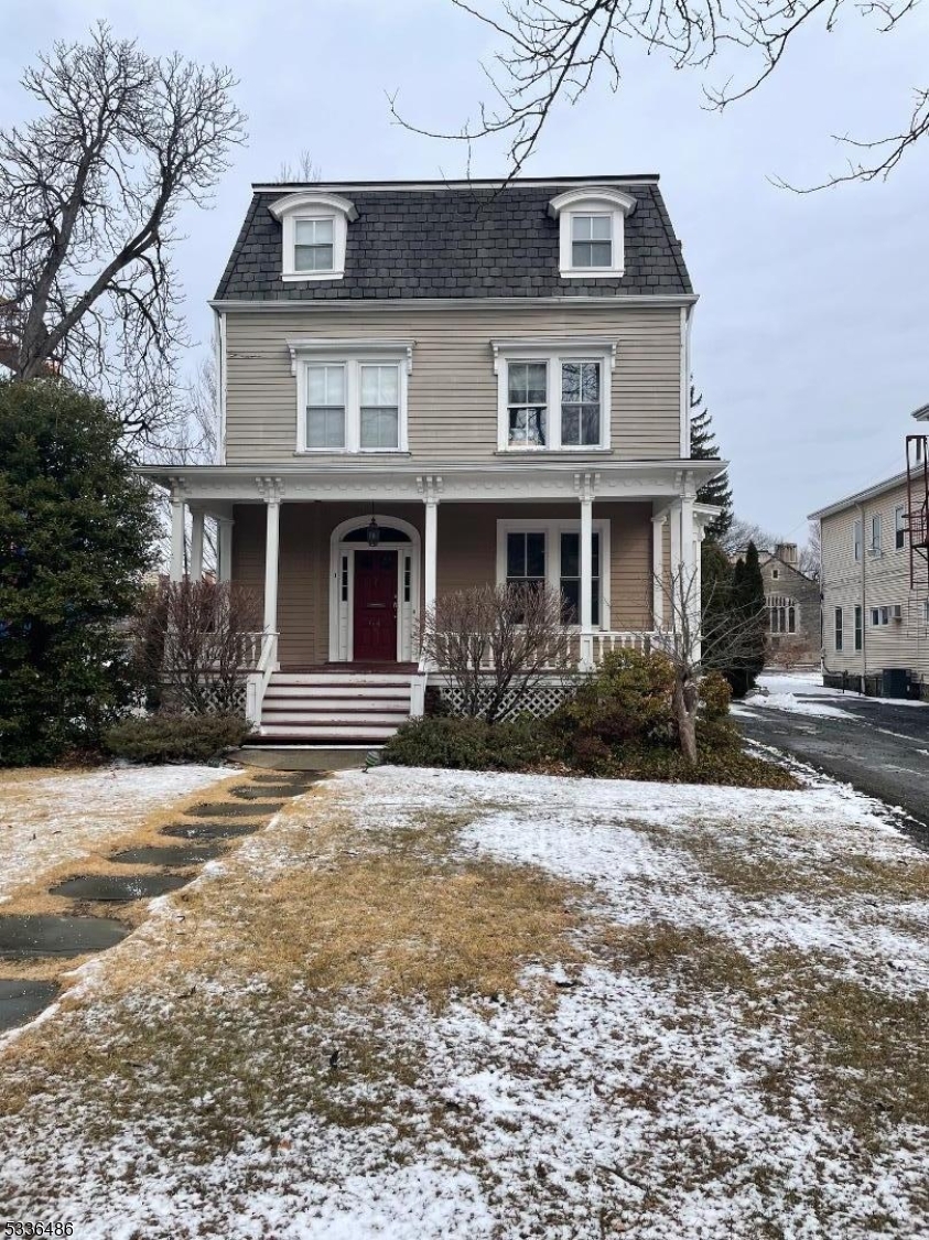 Location, Location, Location, just minutes to the Morristown Green. This One BedroomApartment offers Livingroom, Kitchen, and Bedroom. Gas Stove, Dishwasher, In unit A/C &Heat, with Laundry in the basement with extra storage space makes this a great spot if youwant to be close to the Center or Morristown.