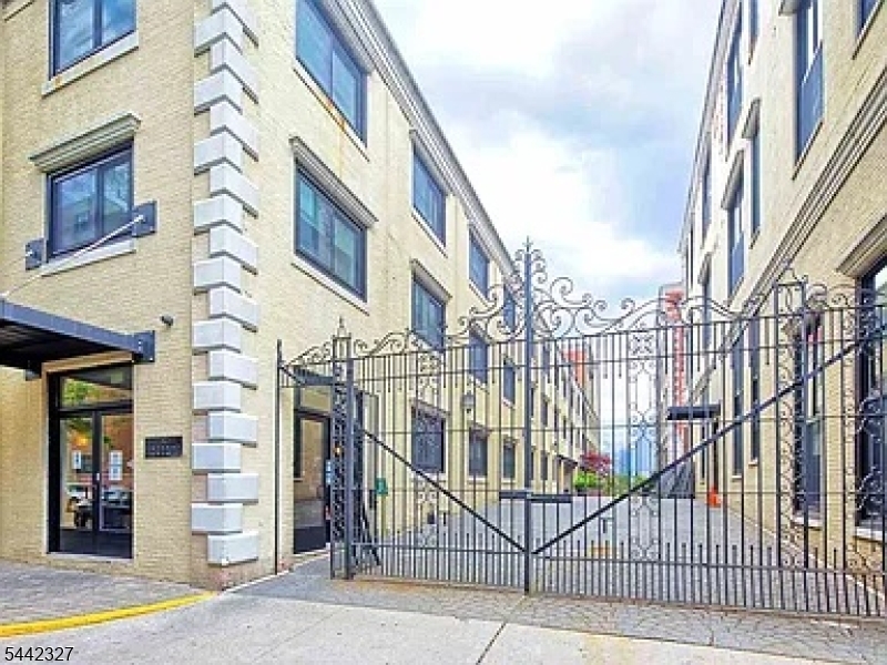 Gregory Commons - Residential Lease