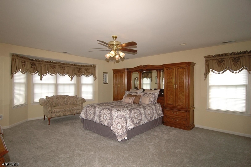 POETS PEAK - Residential