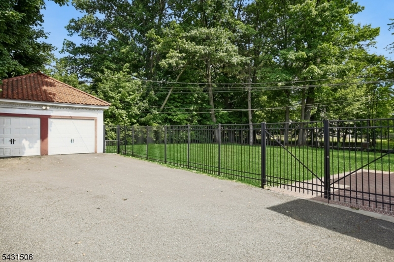 TUXEDO PARK - Residential