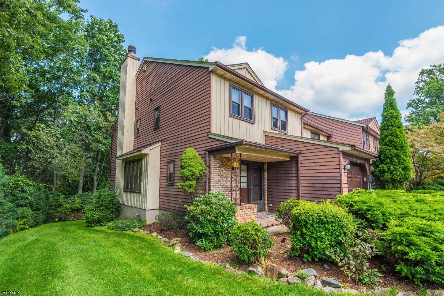 3 BR, 2.1 Bth, 1 CG, End unit, granite counter, bright,  Fresh Paint all house, formal dinning room, eat in kitchen area / back deck, walk out finished basement - new floor, Newer HVAC, with Community club - tennis court, swimming pool. Desirable area, easy to major highway