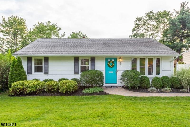 Impeccably maintained and updated ranch with winter skyline views of NYC. This home has been tastefully updated and features 3 bedrooms, living room, eat-in kitchen and a full bath on the main level. The lower level provides ample space to have an office, family room and storage. Hardwood floors throughout, central AC, newer roof, newer windows, Trex deck and privacy galore. Convenient to all major highways and minutes from NJ Transit Midtown Direct to NYC.