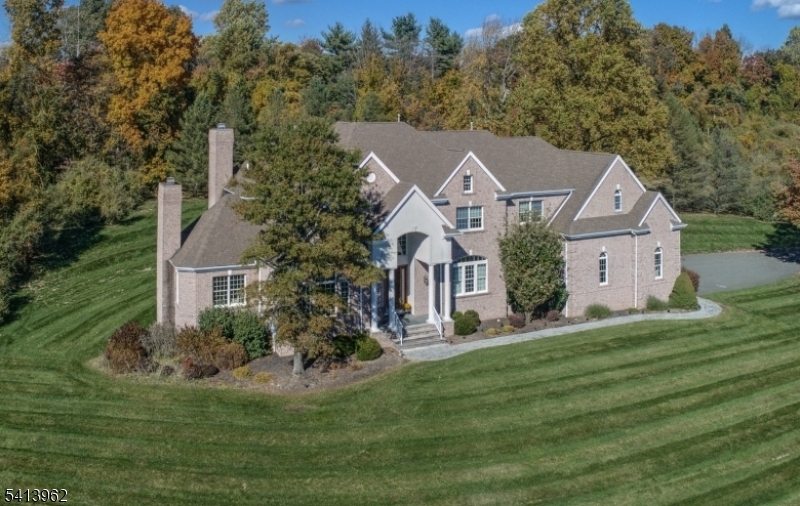 SHORT SALE SOLD ABSOLUTELY AS-IS. BUYER RESPONSIBLE FOR OBTAINING TOWNS' COS. THIRD PARTY APPROVAL REQUIRED.