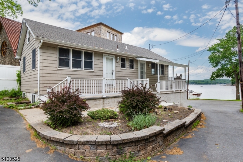 BEAUTIFUL 2 BEDROOM 1 BATH CONDO WITH LAKE VIEWS OF LAKE HOPATCONG LARGE KITCHEN WITH PLENTY OF CABINETS WITH FRENCH DOORS LEADING OUT TO VIEWS OF THE LAKE. CLOSE TO STORES, RESTRAUNTS AND ROUTE 80 FOR AN EASY COMMUTE
