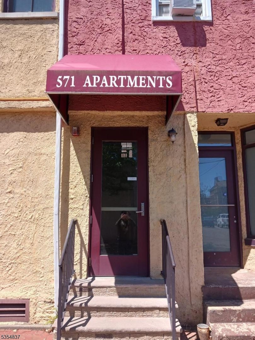 Restaurant has 10 year lease with 2 five-year options, which is now in its second year. Commercial lease has 3% increases built in every year. The six apartments rent easily due to the phenomonal location. Seller is very motivated. Bring all offers.