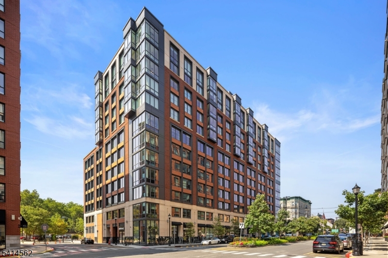 Stunning Northeast corner 1328sqft 2 bed/2 bath with NYC views