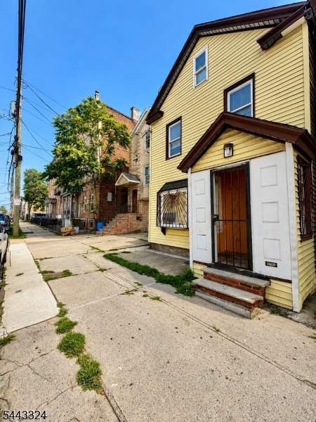 Prime single-family opportunity in a sought-after location, charming 2 bed, 2 bath home with generous backyard and endless potential. Bright, flexible floor plan invites creativity and personalization; perfect for first-time buyers looking to craft their ideal space or investors seeking a high-return project. Enjoy comfortable living today with the advantage of adding modern touches over time. Spacious outdoor area offers room for entertaining, gardening, or future expansion. Conveniently located near shopping, transit, and parks  a smart move for lifestyle or investment. Schedule a showing and imagine the possibilities.