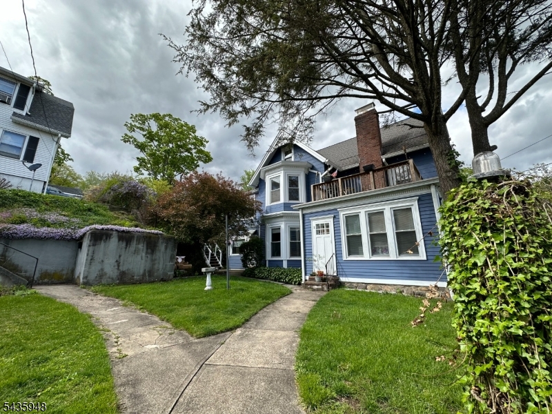 Charming apartment, steps off historic Main Street. This sunny unit is adorned with old world inlaid floors, two bedrooms, and a large living room.Private side yard and deck with excellent views all year round.