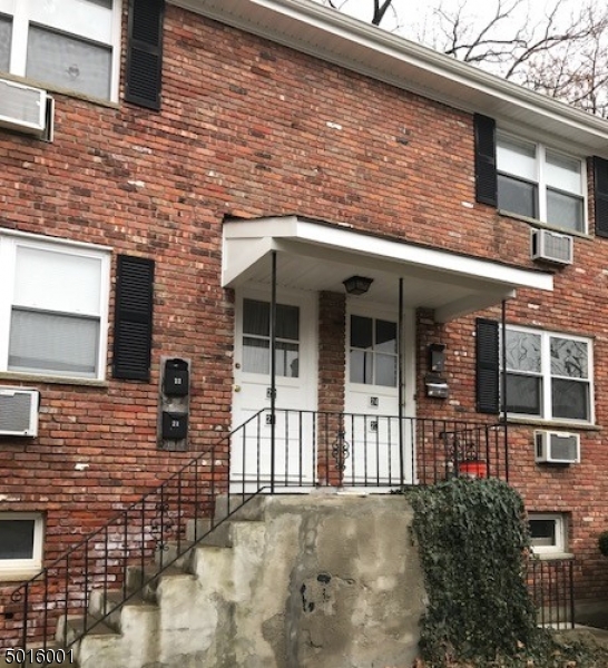 1 BD RECENTLY UPDATED W/NEW BATH, KIT FLOOR & FRESH PAINT. MBD W/WALK-IN CLOSET, EAT-IN KIT. H/W FLOORS. COIN LAUNDRY IN BASEMENT. PETS WITH RESTRICTIONS. WATER/SEWER INCL. AVAIL OCT. 1ST. 2ND FLOOR APARTMENT.  COMES W/1 PARKINGSPOT. ADD'L SPOT MUST BE APPROVED 1ST.