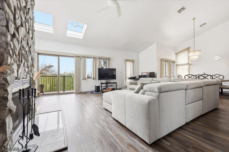 HAMILTON WOODS - Residential