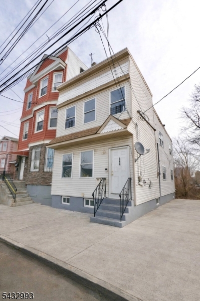 Rare Fully Vacant Newark 2-Family. Turnkey & Cash-Flow Ready. Two updated 2-bedroom units withhardwood floors, separate utilities, forced hot air, and central air. Full basement plus spacious backyard.Suitable for investors, owner-occupants, and house hackers. Minutes to I-280, Route 21, DowntownNewark, Penn Station, NJIT, Rutgers, and NYC commuter lines. Vacant on delivery, position the propertyto perform Day 1. Schedule your private showing today
