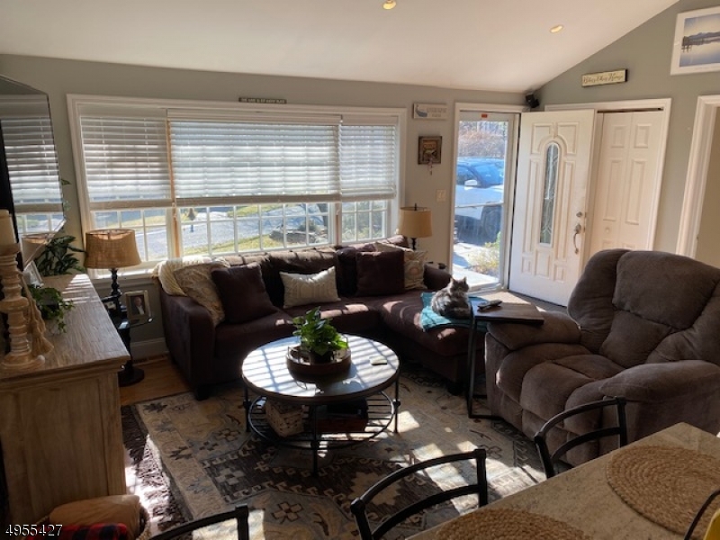 LINDY LAKE - Residential