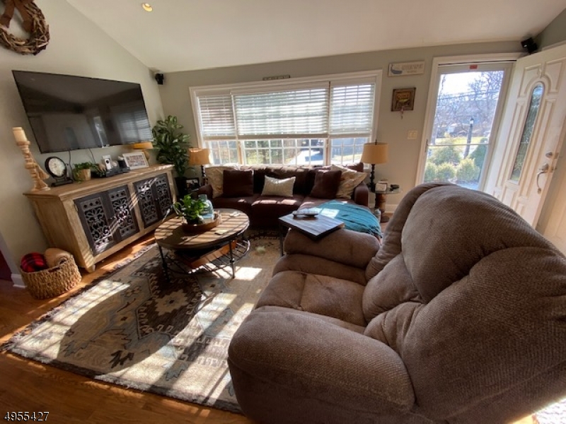 LINDY LAKE - Residential