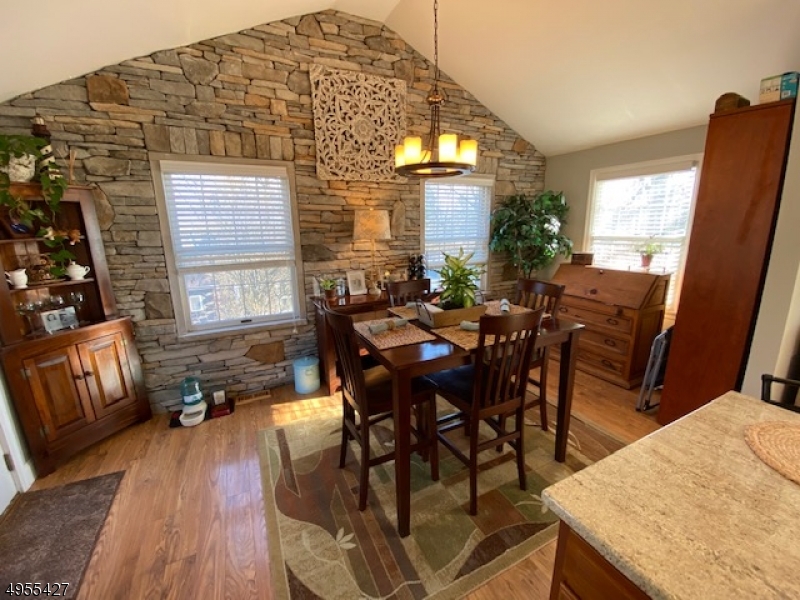 LINDY LAKE - Residential