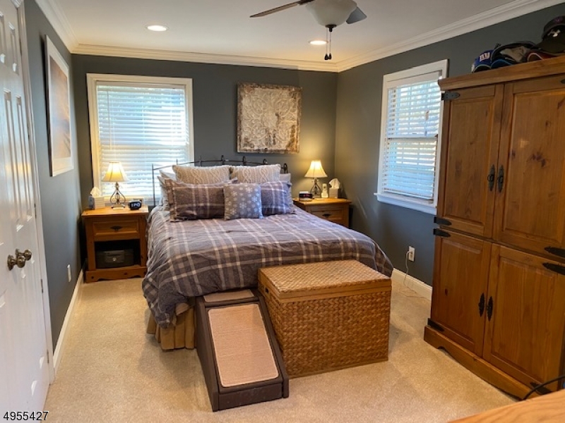 LINDY LAKE - Residential