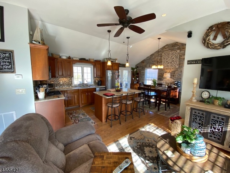 LINDY LAKE - Residential