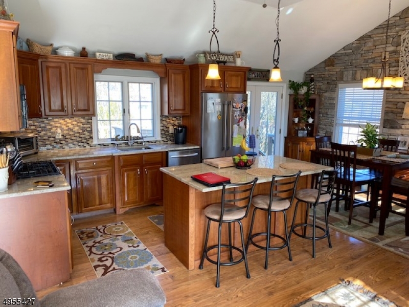 LINDY LAKE - Residential