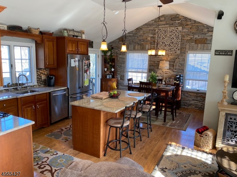 LINDY LAKE - Residential