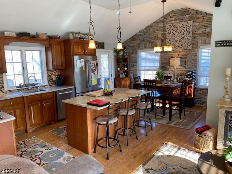 LINDY LAKE - Residential