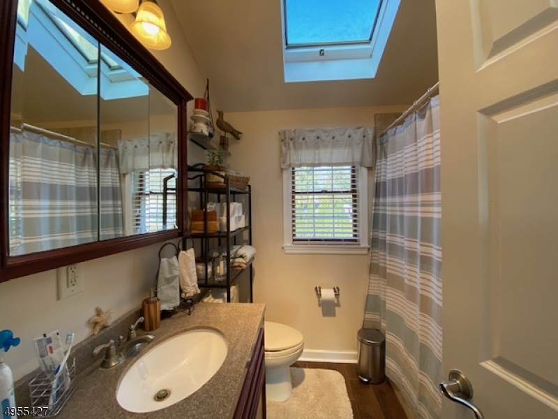 LINDY LAKE - Residential