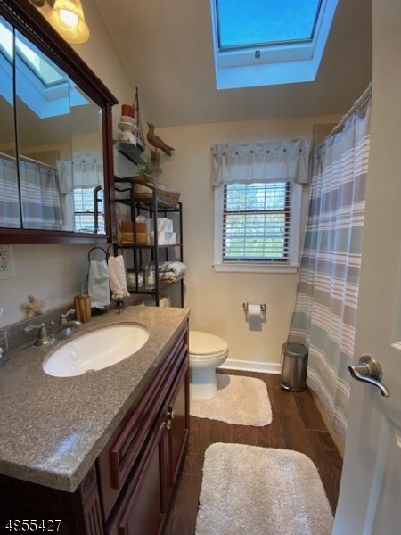 LINDY LAKE - Residential