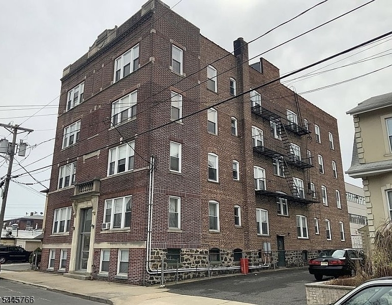 Discover this beautifully maintained 1-bedroom, 1-bathroom apartment featuring a full-size living room with ample space for relaxation and entertaining. This move-in-ready unit is in great condition, offering comfort and convenience in the heart of Cliffside Park, a vibrant and sought-after neighborhood. Don't miss out on this fantastic opportunity!