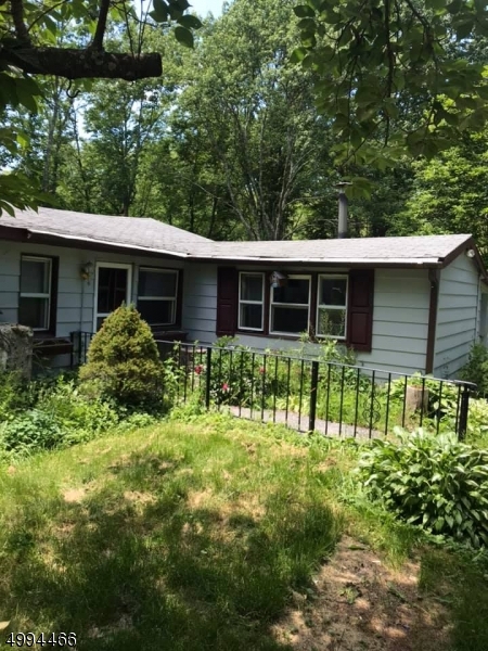 3 BR 1 Bath Ranch home available to move-in immediately!