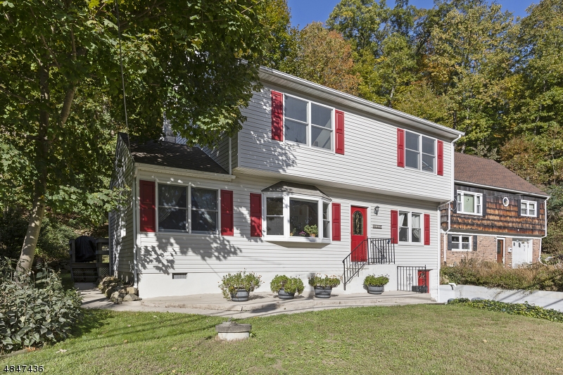Beautifully updated 3-bedroom 2 bath Colonial in the Skyline Lake Community. Enjoy views of Skyline Lake from your dining room and living room. With the optional lake membership: clubhouse, social activities.