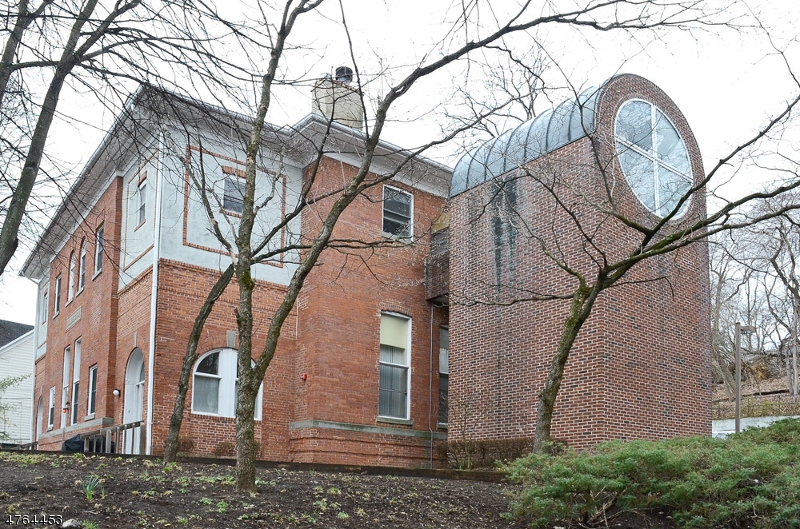 Bright and airy end unit with cathedral ceilings. Hardwood floors, wood burning fireplace, ceiling fan, washer dryer in condo and ample closet space. Dishwasher as-is
