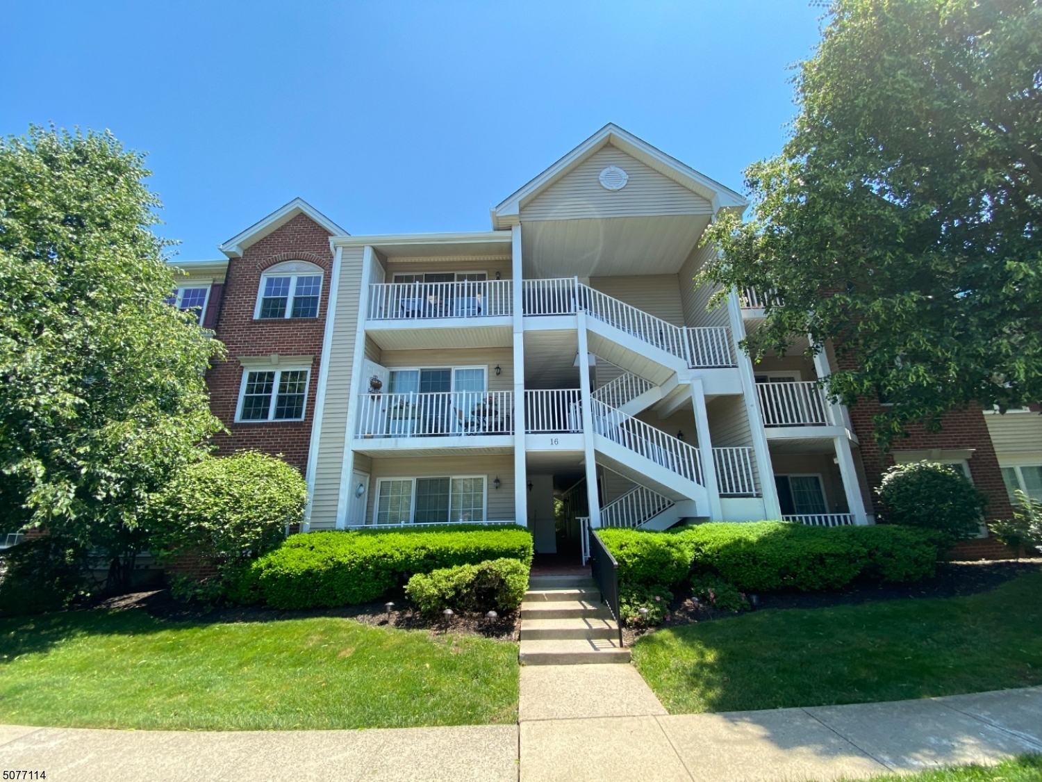 Third floor penthouse, backs to woods. Features skylights in living room and sliding doors leading to balcony. WIC in MB. Newer washer & dryer, HWH (2018) Close to White Oak Park and minutes to Park & Ride to NYC, train station & major highways including Rts 22, 28, 202, 206, 287, & 78. Short drive to downtown Somerville featuring a variety of retail shops, restaurants, & seasonal events. ie Cruise Nights.