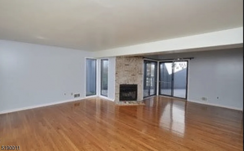 HASTINGS SQUARE - Residential