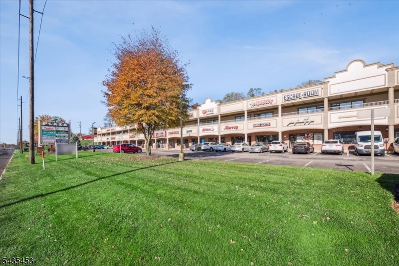 UNBELIEVABLE:  GREEN BROOK PLAZA, WELL KNOWN 50K SF SHOPPING CENTER ON RT 22 WEST  HAS 1 RETAIL SPACE   AVAILABLE: 1400 SF STORE IN THIS HIGH VISIBILITY PRISTINE CENTER, ABUNDANT PARKING, 250 SURFACE SPACE, FACADE AND PYLON SIGNAGE, EXCELLENT TRAFFIC COUNT, 46K PASS THIS SITE DAILY, NEIGHBORING RETAILERS: DUNKIN DONUTS,RETRO FITNESS, STARBUCKS, SONIC, CVS, TACO BELL OFFERED AT $17.50 NNN $7