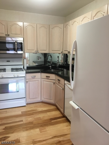 CLEAN & MOVE IN READY 2ND FLOOR TIMBERLINE UNIT HAS 2 BEDROOMS & 2 FULL BATHS, LR/DR W WOOD FLOORS, KITCHEN W GRANITE CTOPS  PLUS DEN. MASTER HAS VAULTED CEILING, FULL BATH & WALK IN CLOSET. UPGRADED LIGHTING, WASHER DRYER IN UNIT  NEWER WATER HEATER & CENTRAL AIR. CONVENIENTLY LOCATED MINS FROM TRAIN STATION, RTS 80/46.