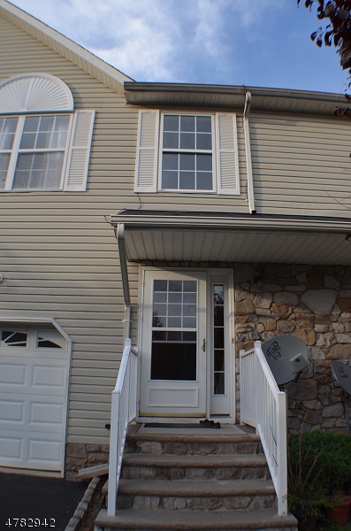 3 bedroom 2.5 bathroom with a fully finished basement and attached 1-car garage in the desirable Somerset Glen community. Centrally located in the heart of Franklin Township with quick access to Rt 1, public transit and shopping centers.