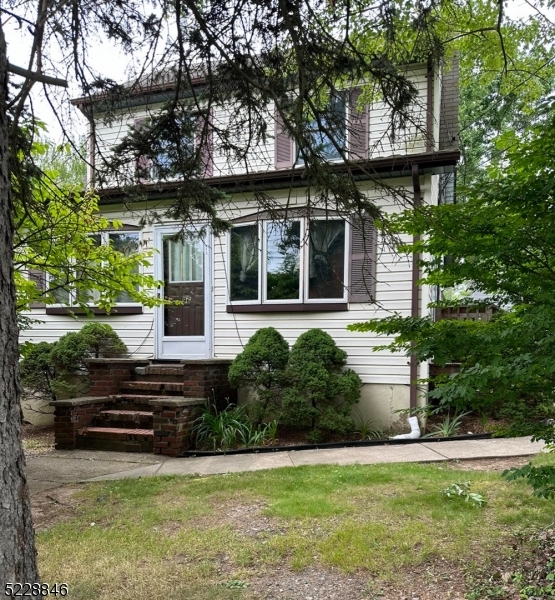 Whippany one bedroom second floor apartment with living room, bedroom, kitchen & bath. Spacious sized rooms with new flooring and fleshly painted.Good sized kitchen with new refrigerator, dishwasher and range. Central Air Conditioning.   Outdoor area on the side that the tenant can use. Convenient to major highways.