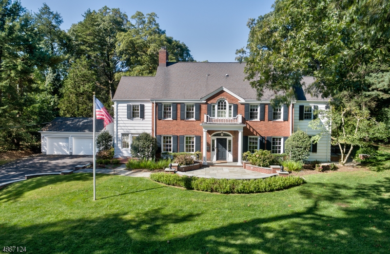 Spectacular renov custom colonial in Prestigious Northside Summit location, situated on over 1 ac of rare park-like property! Extraordinary treasure on one of Northside Summit's most coveted streets! Top-notch renovations abound w/every modern convenience imaginable! Enchanting outdoor entertaining space w/built in kitch, fire pit & huge patio, plus expansive lawn w/mature landscaping to ensure your privacy! Outstanding Gour Chef's Kitch w/custom cabinetry, top of the line appliances, quartz countertops & dreamy bfast area. Elegant Liv Rm, Sun Rm, Form Din Rm, Library & exceptional Fam Rm flowing from Kitch. Extremely private MBR Suite w/spa-like bath & the BEST Walk-In Closets, Enormous LL w/HUGE Rec Rm w/plenty of room for lounging, exercise equipment & Wine Cellar. Houses of this caliber are a rare find!