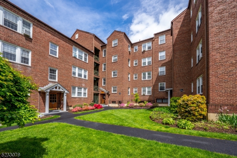 Stunning unit , 1 bedroom, 1 bath at english village.