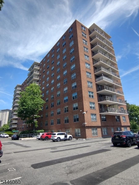 Executive House Condominium - Residential