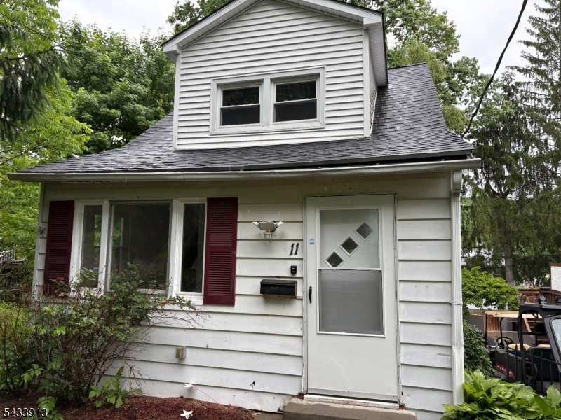 Cozy 2 bedroom Cape-Cod style home with large back yard! Private setting, with conveniences nearby such as grocery stores and restaurants. Great for commuters with easy access to Route 80, and the Netcong Train Station nearby. Washer and dryer in-unit. Bring your pets!
