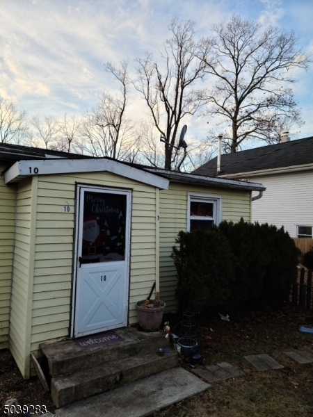 HOME BEING OFFERED STRICKLY "AS-IS" ALL REPAIRS, CODE COMPLIANCE,INSPECTIONS, ETC ARE THE RESPONSIBILTY OF THE BUYER.  CUTE ONE BDRM+DEN COTTAGE IN HOPATCONG.  ROOF AND WINDOWS UPDATED IN 2012, INVESTMENT POSIBILITIES,    NICE LEVEL LOT