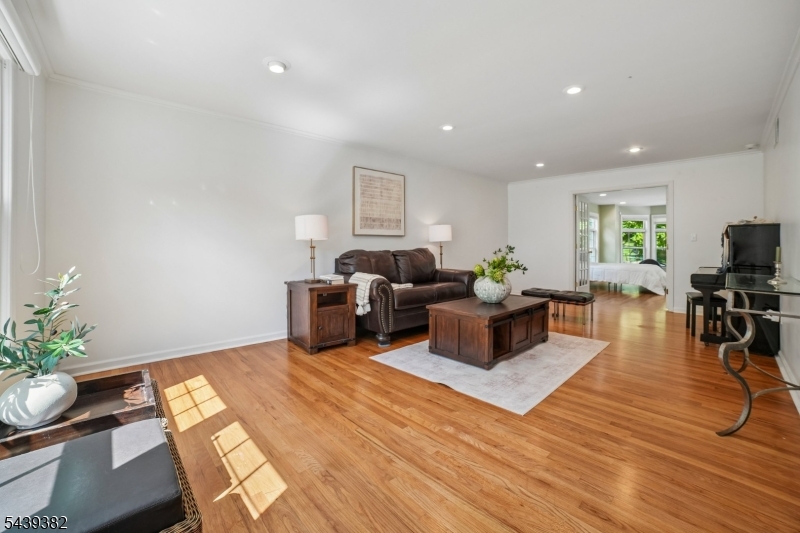 BROADLAWN - Residential
