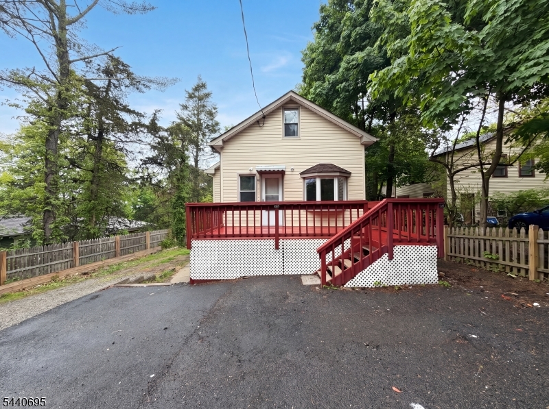 MONTVILLE - Residential
